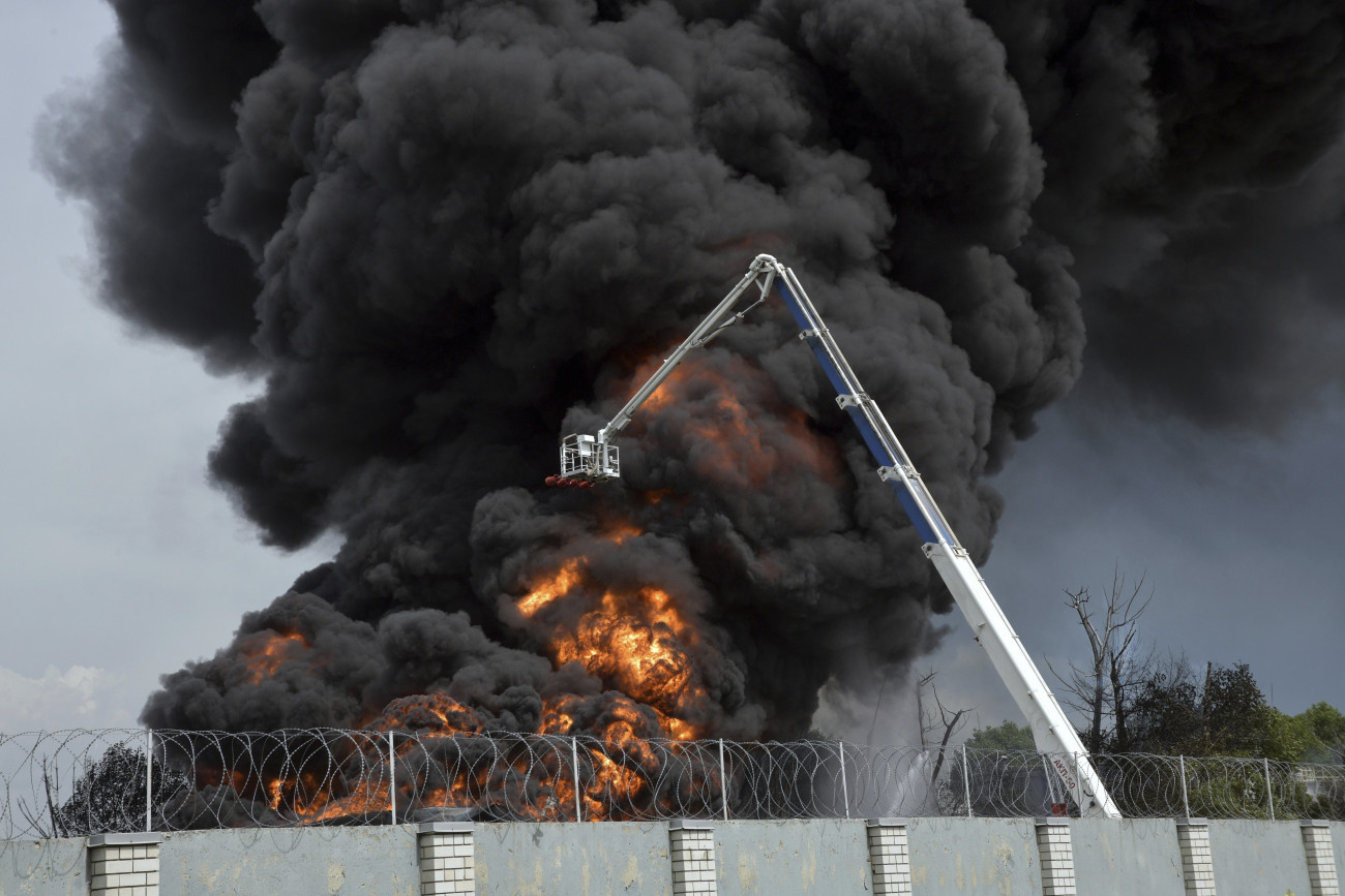 Voronyezs, 2023. június 24.
Tűzoltók küzdenek a lángok megfékezésén egy voronyezsi üzemanyagtárolót ért robbanás után 2023. június 24-én.
MTI/AP/Kommersant Publishing House/Andrej Arkszipov