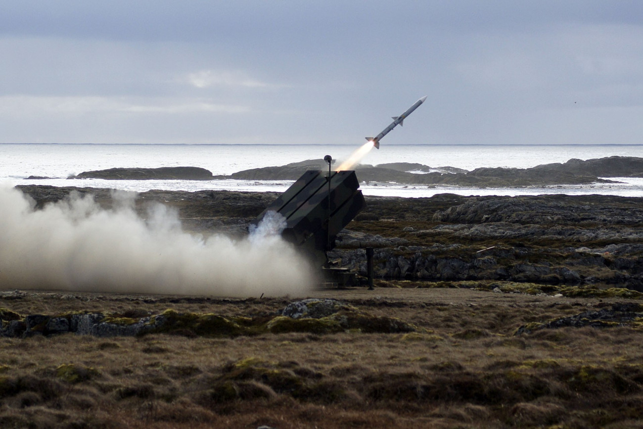 Norvégia egy távoli vidékén a NASAMS rendszerből induló AIM-120 AMRAAM rakéta. Forrás:Wikipédia