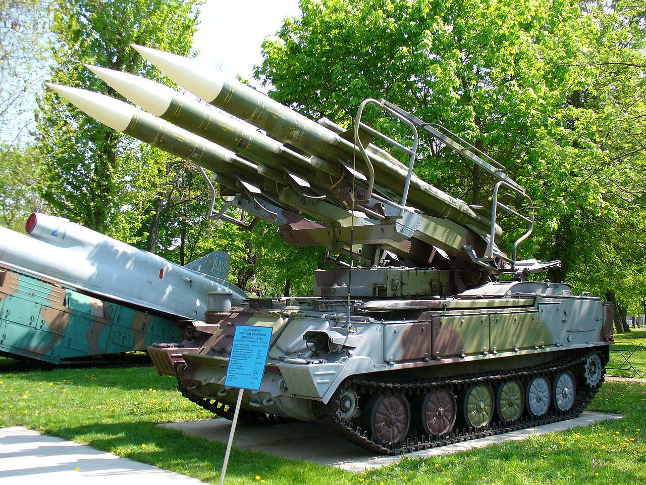 A Magyar Honvédségben is használt szovjet/orosz eredetű 2K12 KUB csapatlégvédelmi rakétarendszer egyik indító járműve rakétákkal. Forrás:Wikipédia