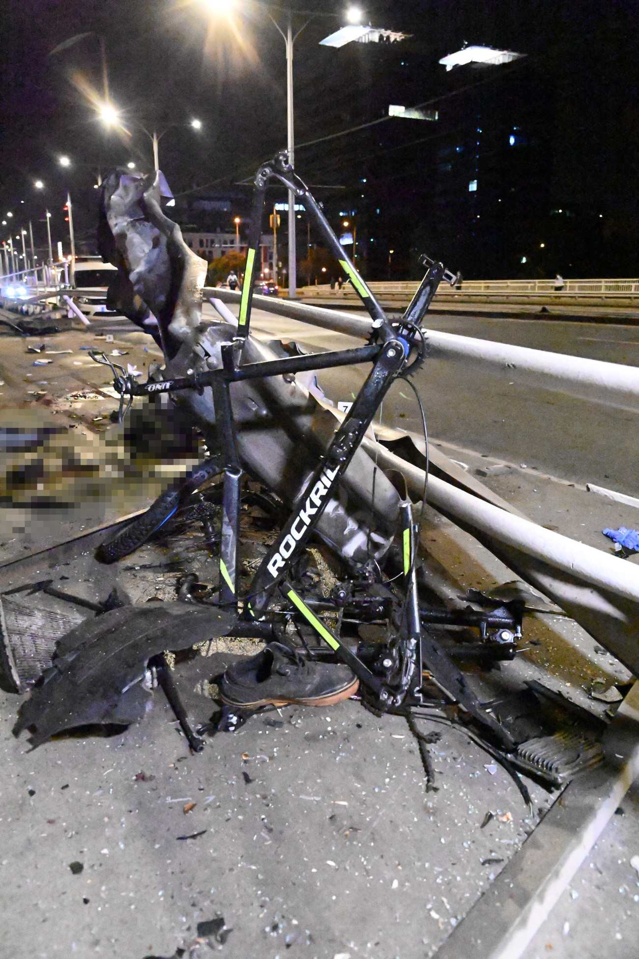 Budapest, 2023. július 1.
Összeroncsolódott kerékpár az Árpád hídon 2023. július 1-jén. Eddig tisztázatlan körülmények között egy személyautó elütött egy kerékpárost, majd összeütközött egy másik autóval. A balesetben többen megsérültek, egy férfi a kórházban meghalt.
MTI/Mihádák Zoltán