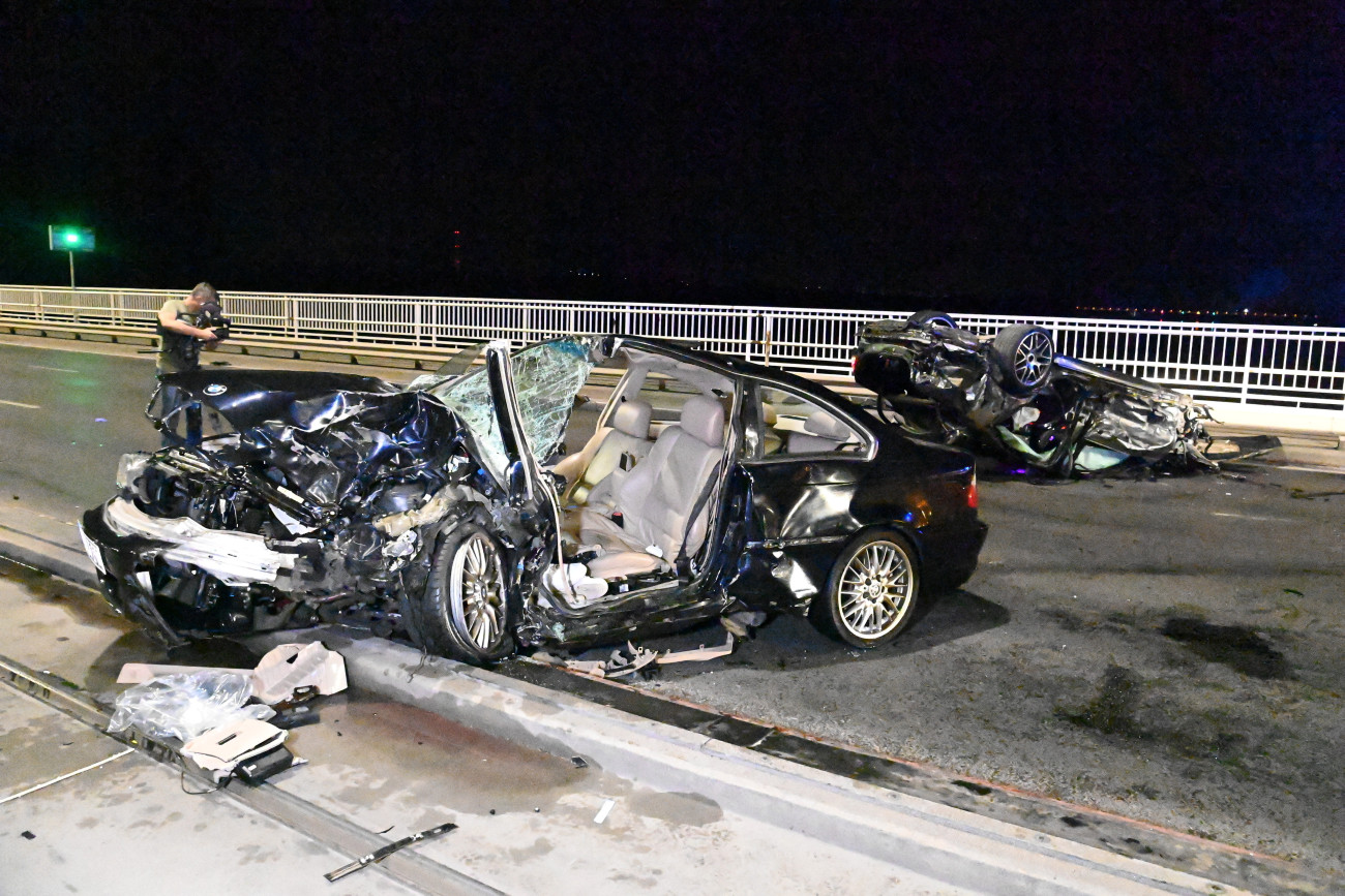 Budapest, 2023. július 1.
Ütközésben összeroncsolódott személygépkocsik az Árpád hídon 2023. július 1-jén. Eddig tisztázatlan körülmények között egy személyautó elütött egy kerékpárost, majd összeütközött egy másik autóval. A balesetben többen megsérültek, egy férfi a kórházban meghalt.
MTI/Mihádák Zoltán