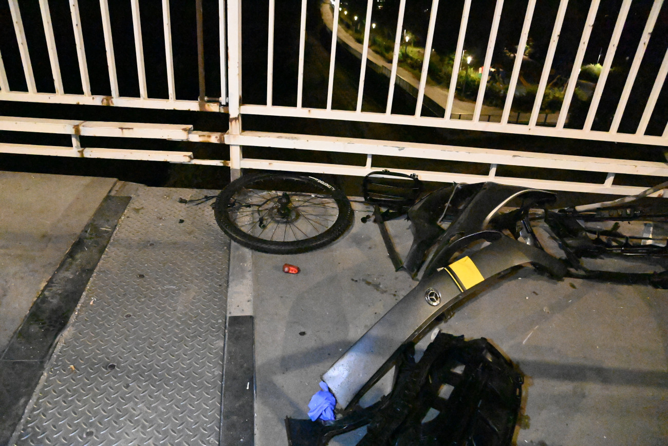 Budapest, 2023. július 1.
Összeroncsolódott kerékpár és személygépkocsi darabjai az Árpád hídon 2023. július 1-jén. Eddig tisztázatlan körülmények között egy személyautó elütött egy kerékpárost, majd összeütközött egy másik autóval. A balesetben többen megsérültek, egy férfi a kórházban meghalt.
MTI/Mihádák Zoltán
