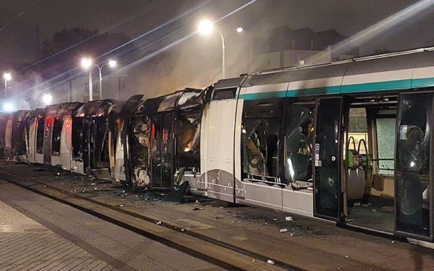 Szétvert és felgyújtott metrókocsik Franciaországban. Forrás:Twitter/Visegrád 24