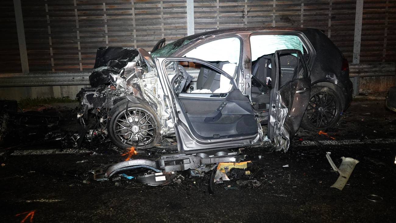 Kecskemét, 2023. július 3.
Összeroncsolódott személygépkocsi az M5-ös autópálya kecskeméti szakaszán 2023. július 3-án. Hárman meghaltak, miután egy Szeged felé tartó autó átrepült a szalagkorlát felett, és egy másik autónak ütközött.
MTI/Donka Ferenc