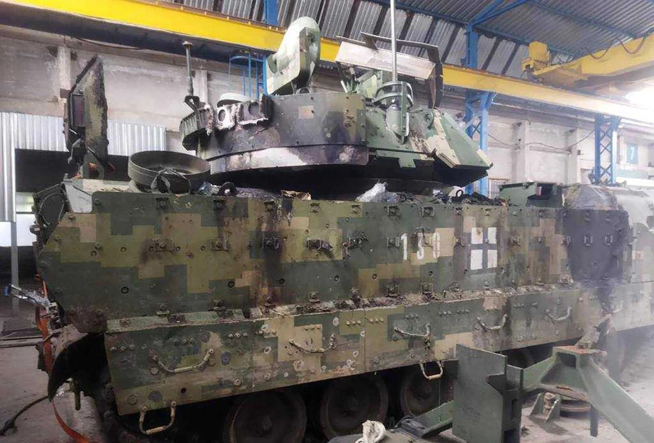 Az orosz GRAD sorozatvető által telibe talált M2 Bradley  a javító műhelyben. Forrás:Hanna Maliar/Telegram