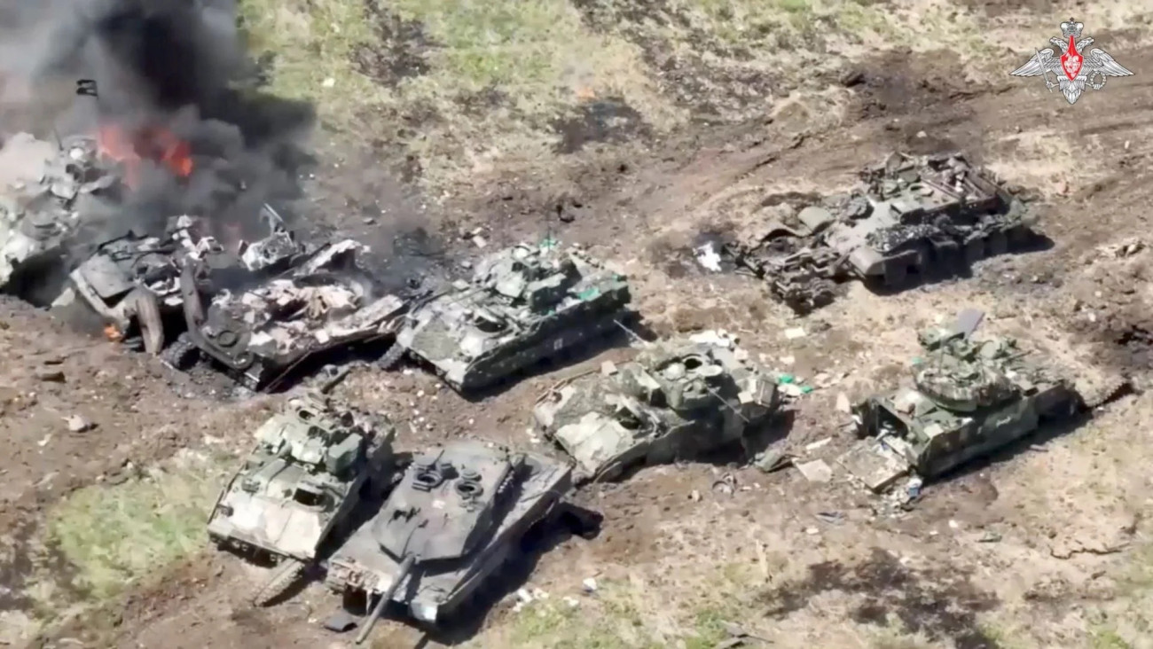 Kilőtt ukrán Leopard 2-es harckocsik és M2 Bradley lövészpáncélosok. Forrás: Orosz Védelmi Minisztérium