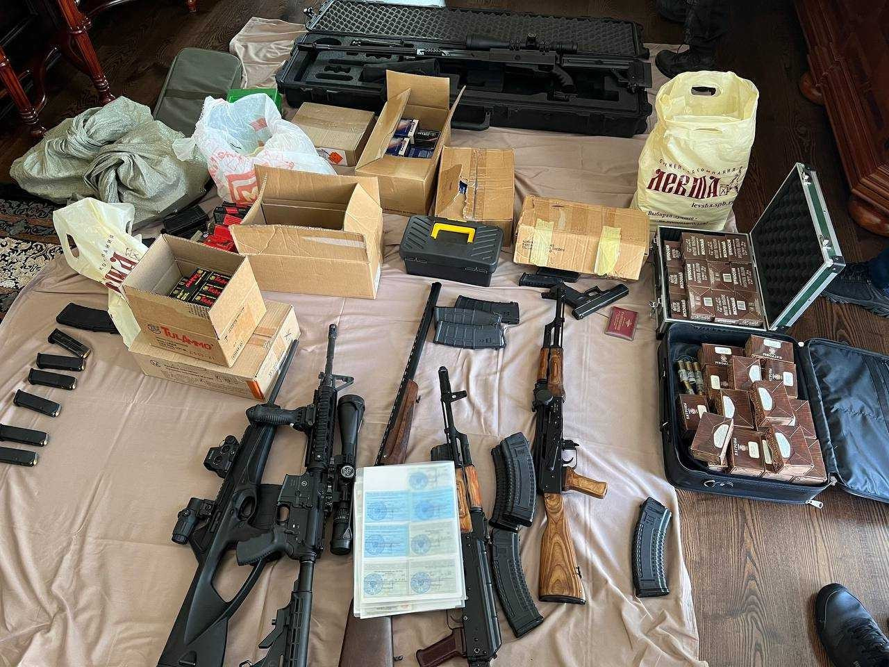 Fegyverek és lőszer, amiket Prigozsin kastélyában voltak. Forrás:Twitter/ EUobserver