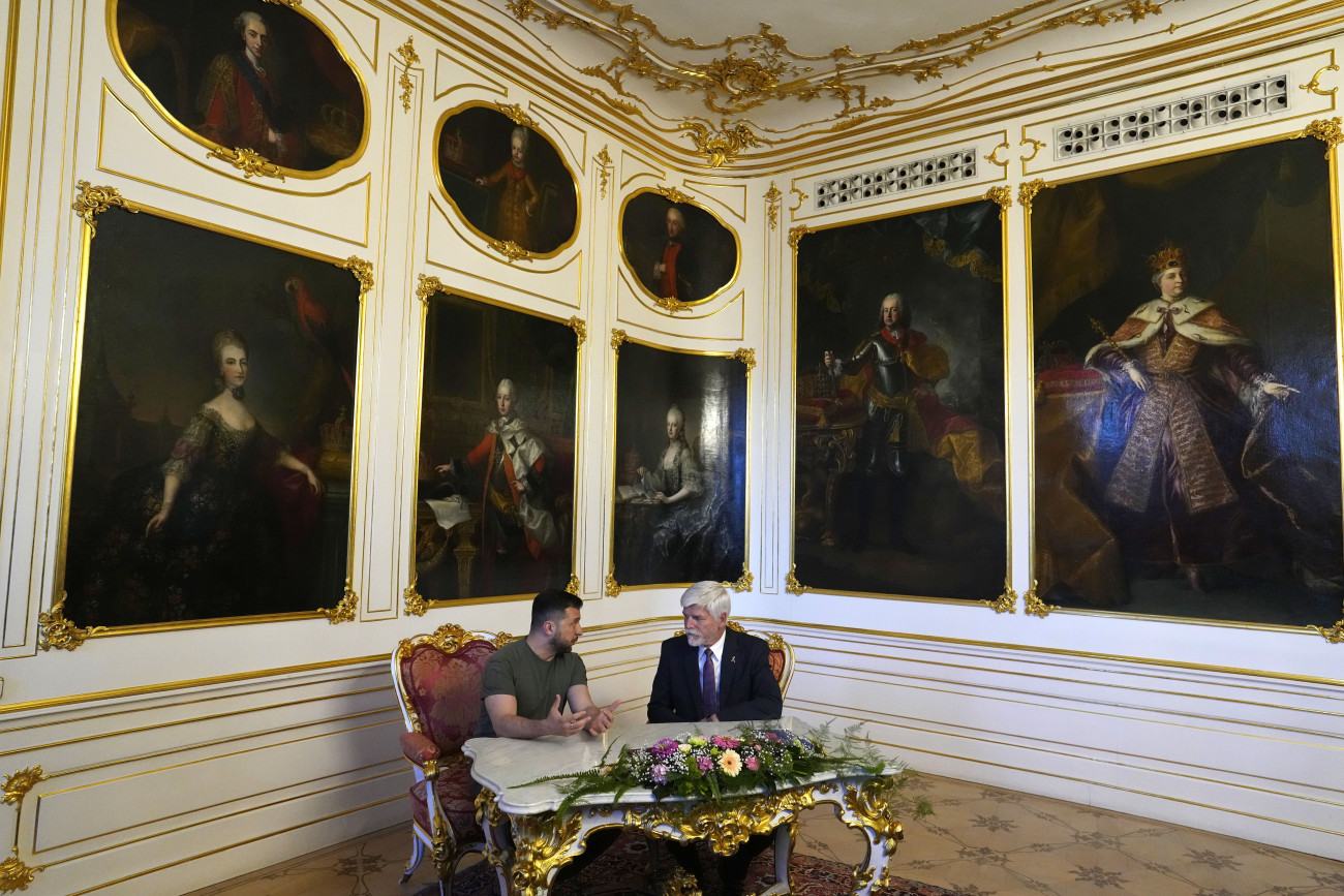 Prága, 2023. július 6.
Petr Pavel cseh államfő (j) és Volodimir Zelenszkij ukrán elnök megbeszélést folytat a prágai várban 2023. július 6-án.
MTI/AP/Petr David Josek