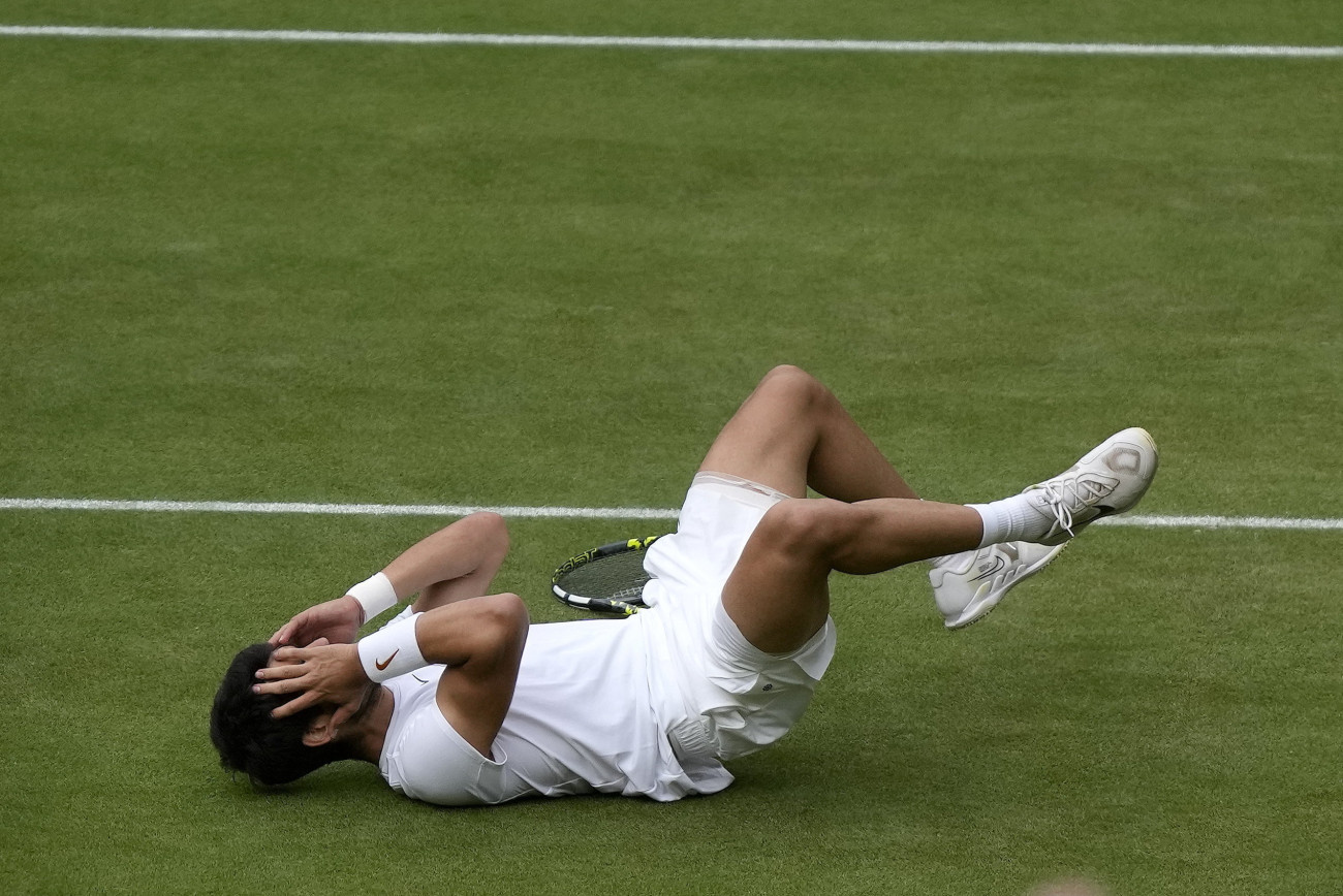London, 2023. július 16.
A spanyol Carlos Alcaraz, miután győzött a szerb Novak Djokovic ellen a wimbledoni teniszbajnokság férfi egyesének döntőjében 2023. július 16-án.
MTI/AP/Alastair Grant