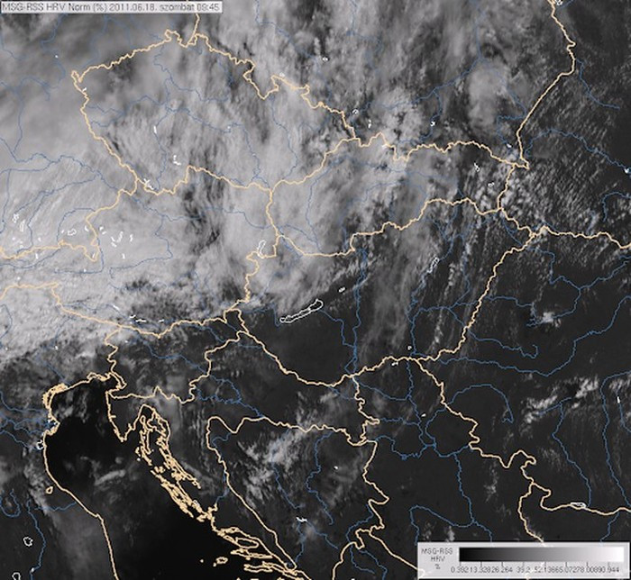 A Balaton hatása a műholdképen: a délnyugati szél a hideg balatoni levegőt északkeleti irányba sodorja és a felhőoszlató hatás sávja egész Budapestig látható (Országos Meteorológiai Szolgálat)