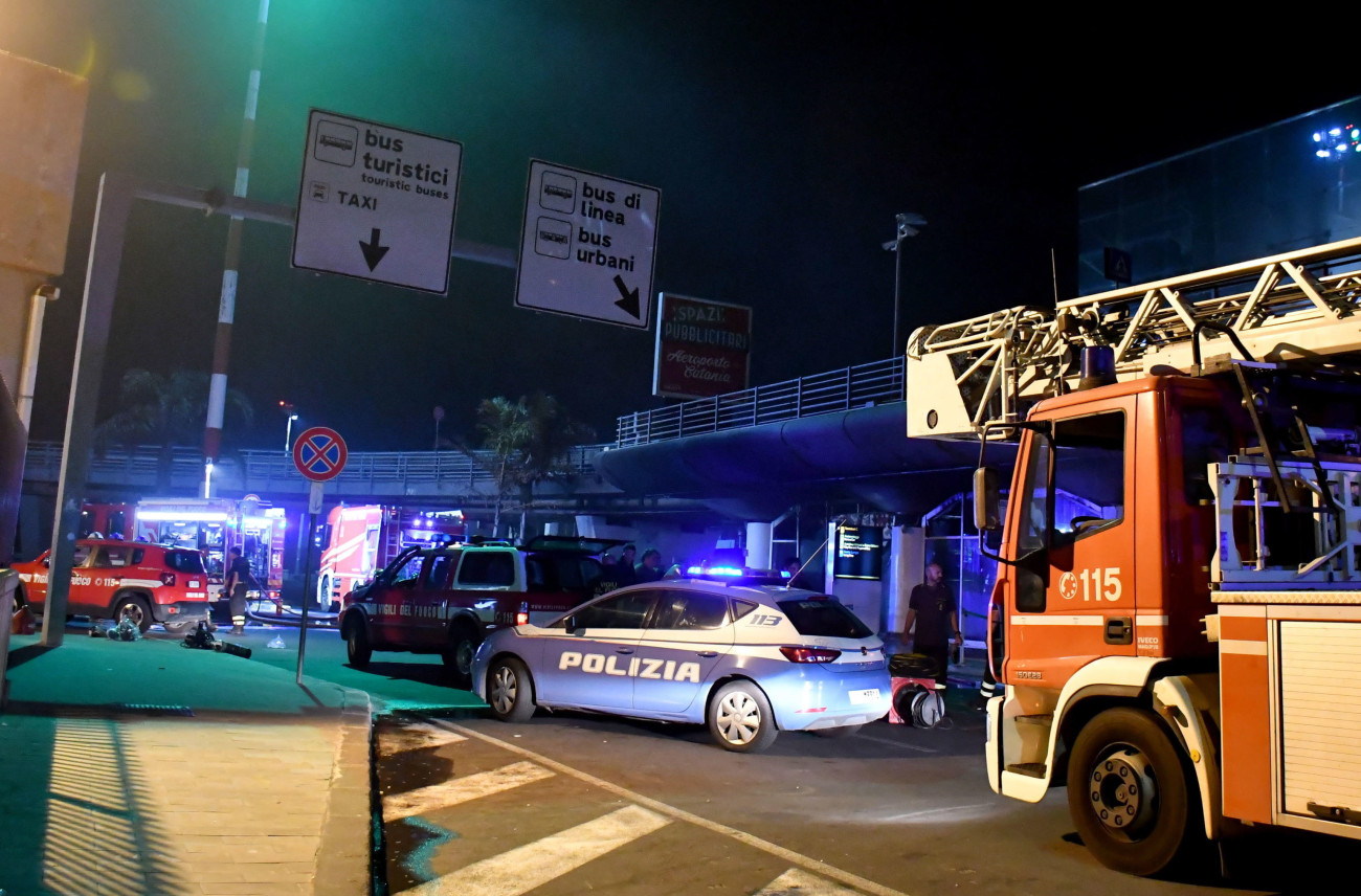 Catania, 2023. július 17.
A tűzoltóság járművei és rendőrautó áll a Vincenzo Bellini Nemzetközi Repülőtéren, a szicíliai Cataniában 2023. július 17-re virradóan, miután tűz ütött ki az utascsarnokban. Személyi sérülés nem történt. A légi kikötő üzemeltetői bejelentették, hogy július 19-ig nem indítanak járatokat Cataniából.
MTI/EPA/ANSA/Orietta Scardino