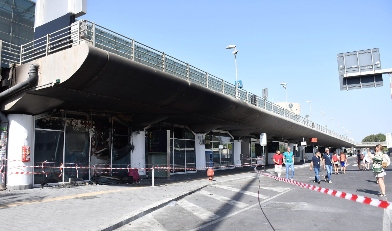 Catania, 2023. július 17.
Szalaggal zártak le egy kormos falú épületrészt a Vincenzo Bellini Nemzetközi Repülőtéren, a szicíliai Cataniában 2023. július 17-én, miután reggelre virradóan tűz ütött ki az utascsarnokban. Személyi sérülés nem történt. A légi kikötő üzemeltetői bejelentették, hogy július 19-ig nem indítanak járatokat Cataniából.
MTI/EPA/ANSA/Orietta Scardino