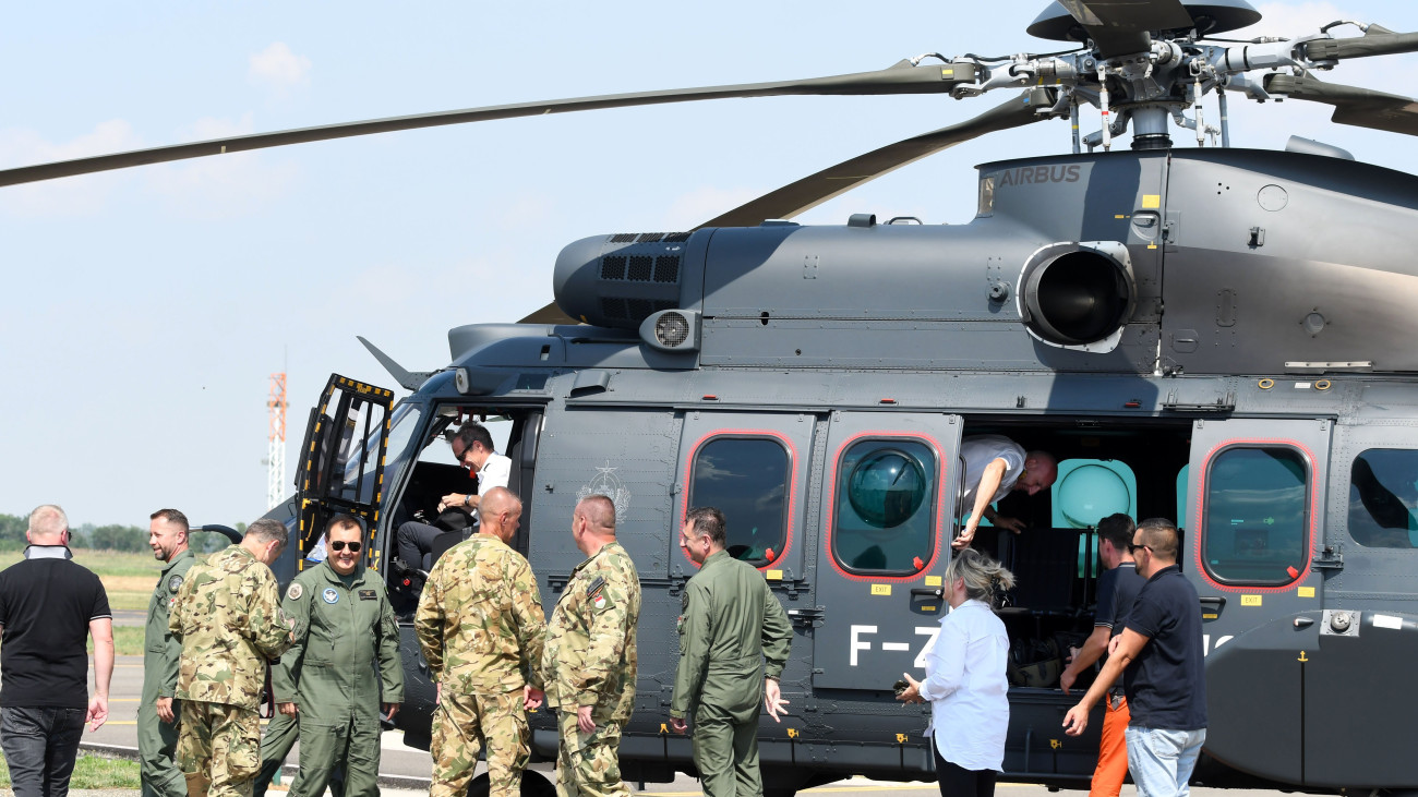 Szolnok, 2023. július 17.
A Magyar Honvédség első két új Airbus H225M típusú helikopterének egyike a MH Kiss József 86. Helikopterdandár szolnoki bázisán 2023. július 17-én. A honvédelmi és haderőfejlesztési program részeként a honvédelmi tárca tizenhat helikoptert rendelt.
MTI/Mészáros János