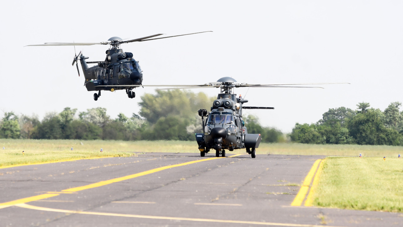 Szolnok, 2023. július 17.
A Magyar Honvédség első két új Airbus H225M típusú helikoptere a MH Kiss József 86. Helikopterdandár szolnoki bázisán 2023. július 17-én. A honvédelmi és haderőfejlesztési program részeként a honvédelmi tárca tizenhat helikoptert rendelt.
MTI/Mészáros János