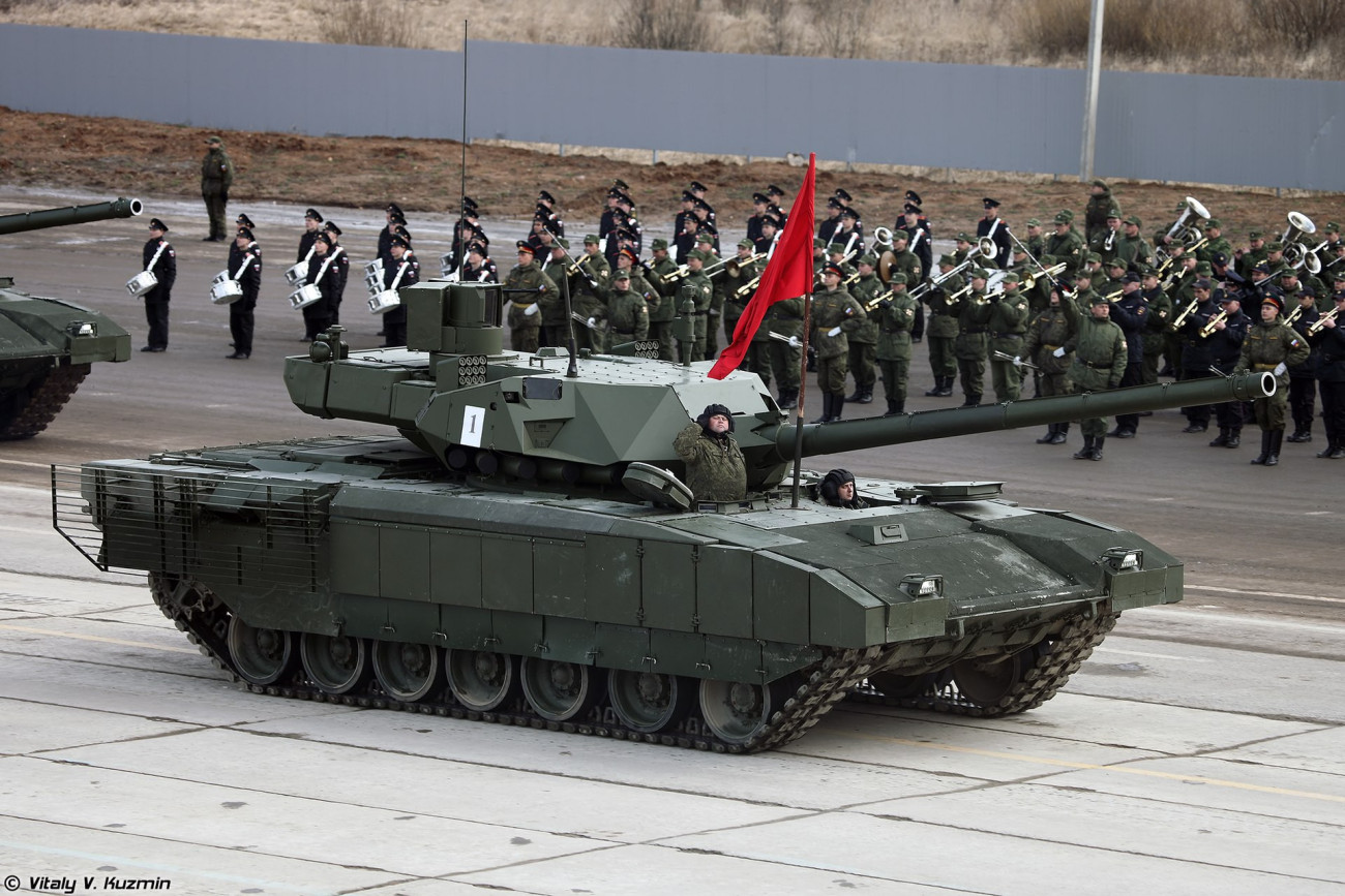 T-14 Armata egy díszszemlén. Eddig csak parádéztak vele az oroszok. Forrás:Wikipédia
