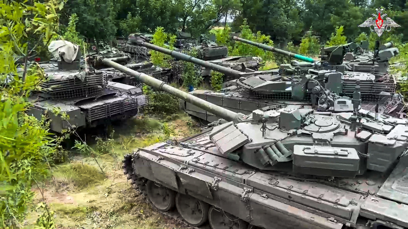 Oroszország, 2023. július 12.
Az orosz védelmi minisztérium által 2023. július 12-én közreadott képen a Wagner katonai magánvállalat harckocsijai egy meg nem nevezett helyen, amint a zsoldoscsoport átadja nehézfegyvereit az orosz védelmi minisztériumnak. Az Ukrajna elleni orosz háborúban részt vevő Wagner vezetője, Jevgenyij Prigozsin az előző hónapban fellázadt a kormányzat ellen, de a zendülés a kirobbanásának napján vérontás nélkül véget is ért.
MTI/AP/Orosz védelmi minisztérium