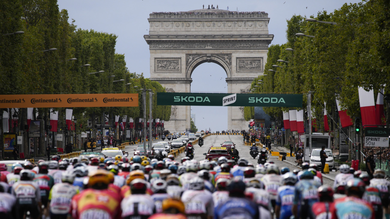 Párizs, 2023. július 23.
A mezőny a Tour de France francia országúti kerékpáros körverseny 21., Saint-Quentin-en-Yvelines és Párizs közötti 115 kilométeres szakaszának végén, a párizsi Champs-Élysées sugárúton 2023. július 23-án.
MTI/AP/Daniel Cole