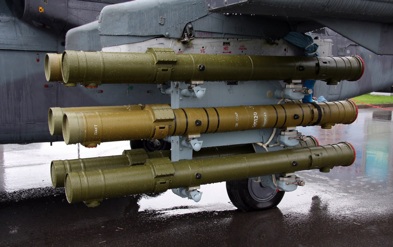 9M120 Ataka, orosz páncéltörő rakéták egy Ka-52 Alligator harci helikopterre függesztve. Forrás:Wikimédia