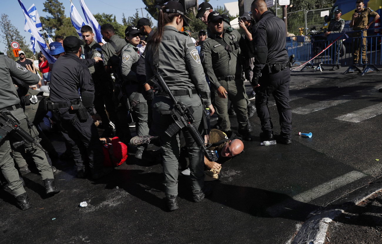 Jeruzsálem, 2023. július 24.
Az igazságszolgáltatás tervezett átalakítását ellenző ülőtüntetést oszlatják rendőrök a parlamenthez vezető utak egyikén Jeruzsálemben 2023. július 24-én. Az izraeli parlament, a kneszet várhatóan a nap folyamán szavaz a társadalmat megosztó javaslatcsomagról. Izraelben március elején kezdődtek országos tüntetések a jogrendszer átalakítását célzó törvényjavaslatok miatt, amelyek a tiltakozók szerint gyengítenék az igazságszolgáltatás hatáskörét.
MTI/EPA/Atef Szafadi