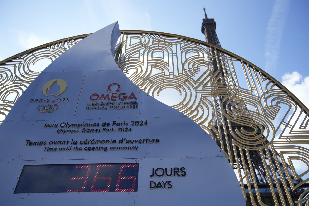 Saint-Denis, 2023. július 26.
A 2024-es párizsi nyári olimpia kezdetéig hátralévő napok számát mutatja az óra a Párizs melletti Saint-Denis-ben 2023. július 26-án. Az ötkarikás játékokat 2024. július 26. és augusztus 11. között rendezik a francia fővárosban.
MTI/AP/Christophe Ena
