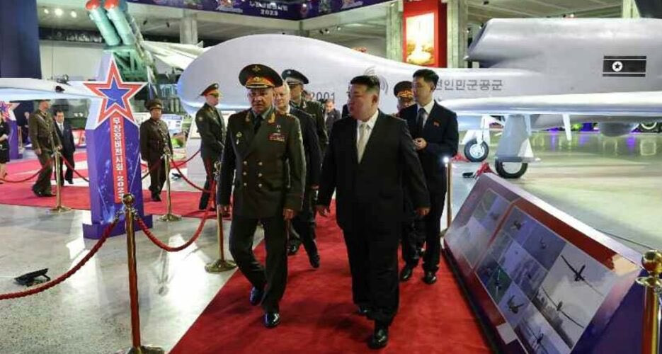 Szergej Sojgu orosz védelmi miniszter és Kim Dzsong Un észak-koreai vezető. Forrás:Twitter/Miluše Šubrtová