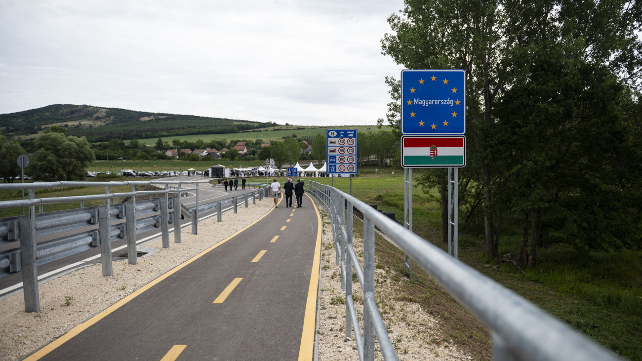 Helemba, 2023. július 28.
A magyarországi Ipolydamásd és a szlovákiai Helemba közötti, újonnan átadott Ipoly-híd Helembánál 2023. július 28-án. Az európai uniós finanszírozással, 2,5 milliárd forintból elkészült 58 méteres híd mellett mindkét oldalon megépültek a szükséges utak is.
MTI/Bodnár Boglárka