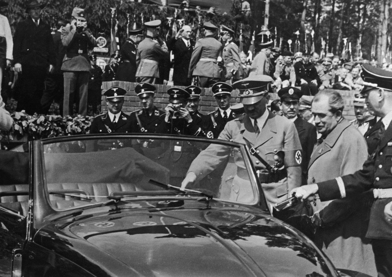 Adolf Hitler német kancellár (1889-1945) a Volkswagen új 