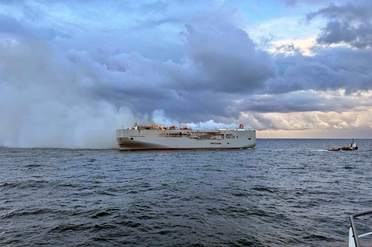 Ameland-sziget, 2023. július 26.
A Fremantle Highway panamai teherhajó fedélzete lángol az Északi-tengeren, a hollandiai Ameland szigete közelében 2023. július 26-án, miután reggelre virradóan tűz ütött ki a hajón. A hajó autókat szállított Németországból Egyiptomba, a tüzet az egyik elektromos meghajtású autó okozta. A huszonhárom fős legénységet kimentették, egy ember életét vesztette, többen megsérültek.
MTI/AP/Holland parti őrség