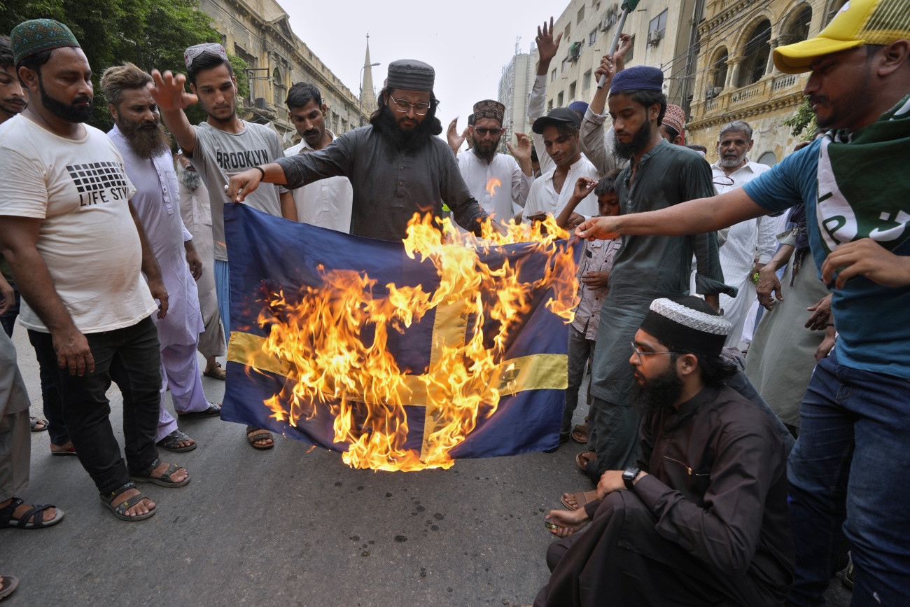Karacsi, 2023. július 7.
A Tehrík-i-Labaik Ja Raszúl Allah pakisztáni radikális iszlamista párt támogatói svéd zászlót égetnek a Svédországban elkövetett Korán-égetés elleni tiltakozáson Karacsiban 2023. július 7-én. Stockholm központjában június 28-án Salwan Momika 37 éves iraki bevándorló oldalakat tépett ki és gyújtott meg az iszlám szent könyvéből Stockholm legnagyobb mecseténél az íd al-adha áltozati ünnep idején.
MTI/AP/Faríd Hán