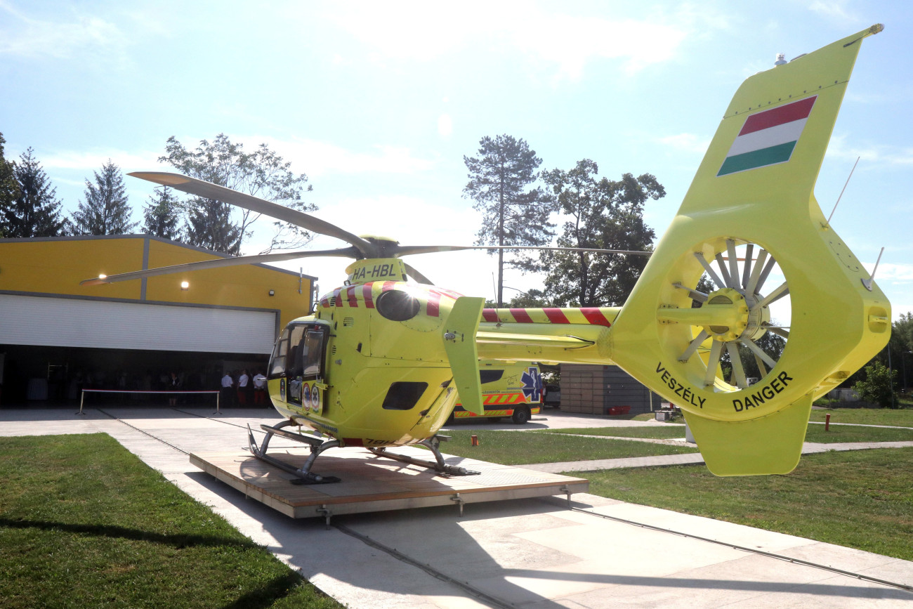 Miskolc, 2023. augusztus 1.
Mentőhelikopter a közel 700 millió forintos költségvetési forrásból épült új mentőhelikopter-bázison Miskolcon az átadóünnepség napján, 2023. augusztus 1-jén.
MTI/Vajda János