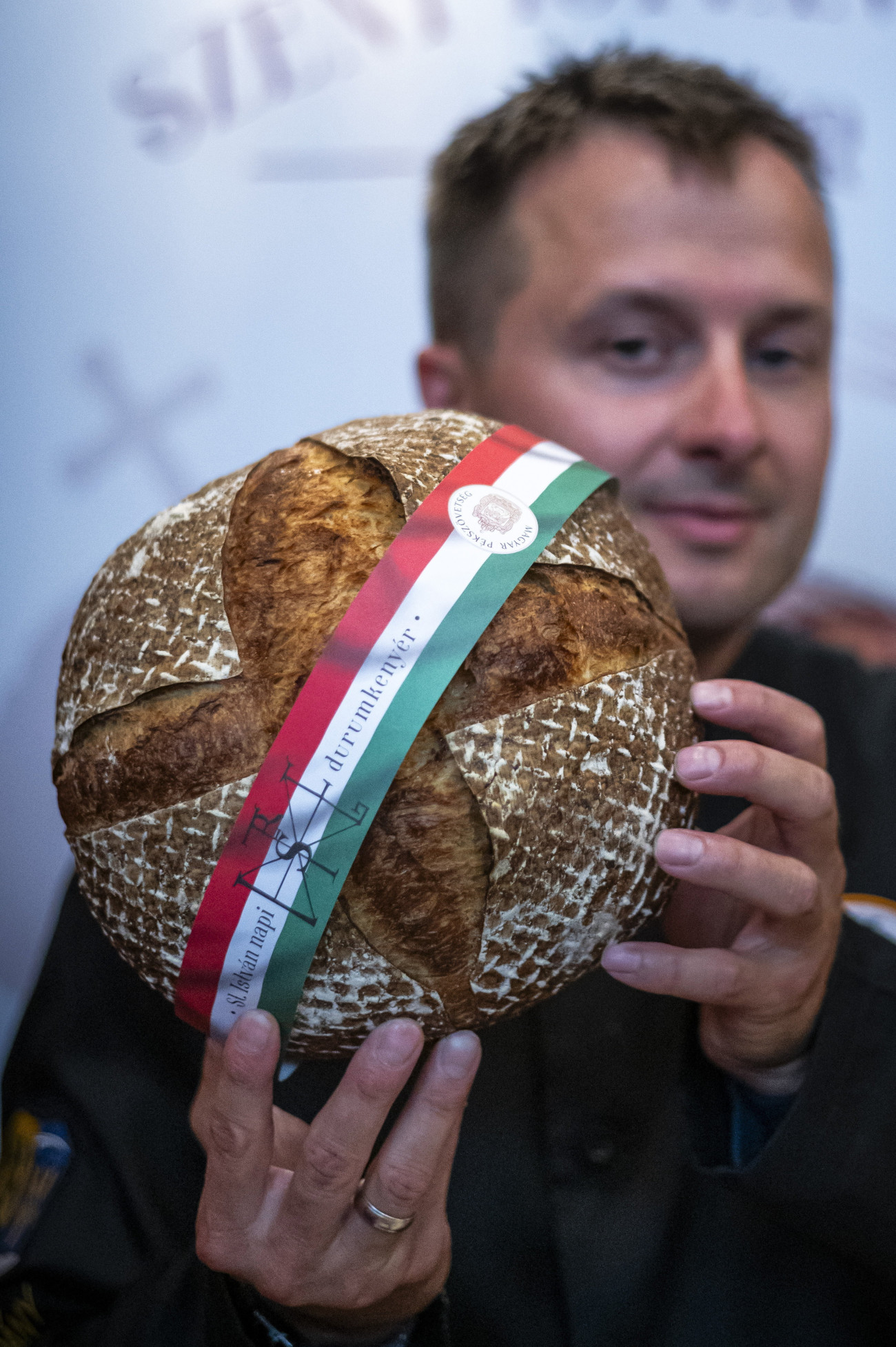 Budapest, 2023. augusztus 1.
A dunagogdányi Heim Sütöde Bt. durumkenyere, a Szent István-napi kenyerek kategória győztese a 17. alkalommal meghirdetett Magyarország tortája verseny díjátadóján tartott bemutatón, valamint az augusztus 20-ai nemzeti ünnep és a kapcsolódó rendezvények beharangozó sajtótájékoztatóján az Országház Vadásztermében 2023. augusztus 1-jén.
MTI/Szigetváry Zsolt