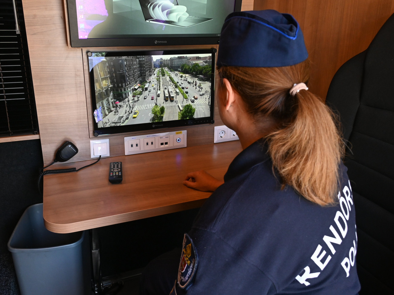 Budapest, 2023. augusztus 4.
Drón által közvetített képet néz egy rendőr a rendőrségi drónok használatáról tartott sajtótájékoztatón az V. kerületi Deák Ferenc téren 2023. augusztus 4-én. Az idén már 2400 esetben használt a rendőrség drónokat, ebből 1100 esetben közlekedési szabályszegőkkel szemben vetette be az eszközöket.
MTI/Máthé Zoltán
