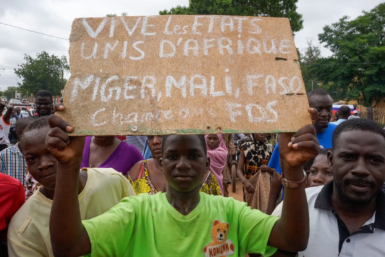 Niamey, 2023. augusztus 3.
A puccsistákat támogató tüntetés egyik résztvevője éljen az Afrikai Egyesült Államok, Niger, Mali, Burkina Faso jelentésű feliratot mutat a nigeri fővárosban, Niameyben 2023. augusztus 3-án. A tüntetők a Nyugat-afrikai Államok Gazdasági Közössége (ECOWAS) által bevezetett szankciók ellen tiltakoztak és a francia haderő kivonását követelték az országból. A katonai hatalomátvételt július 26-án hajtották végre Nigerben.
MTI/EPA/Issifou Djibo