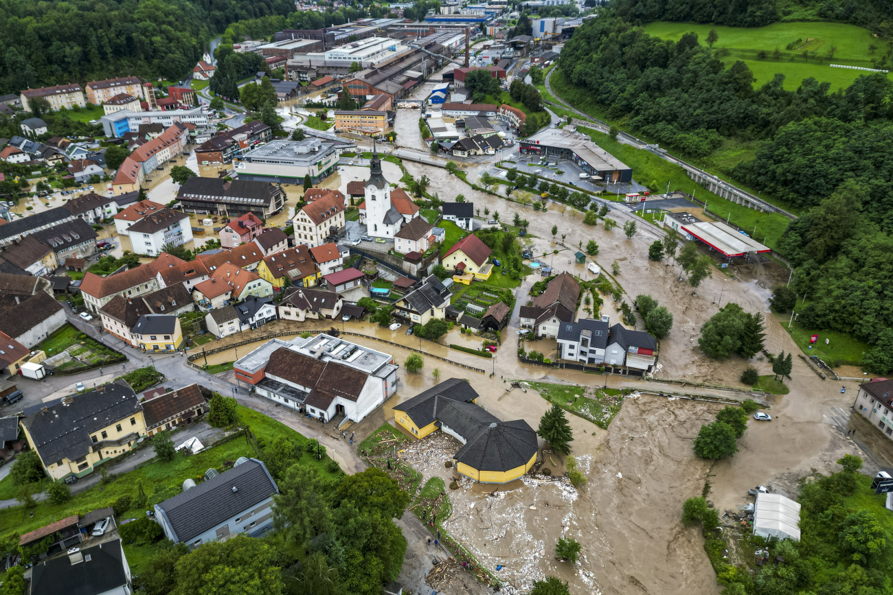 Ravne na Koroskem, 2023. augusztus 4.
Árvíz a szlovéniai fővárostól, Ljubljanától mintegy 60 kilométerre északkeletre fekvő Ravne na Koroskemben 2023. augusztus 4-én. Az ország északi, északnyugati és középső részén egyhavi csapadékmennyiségnek megfelelő eső esett, villámárvizeket és földcsuszamlásokat okozva, emiatt utak és hidak váltak járhatatlanná és házakat öntött el víz.
MTI/AP/Gregor Ravnjak