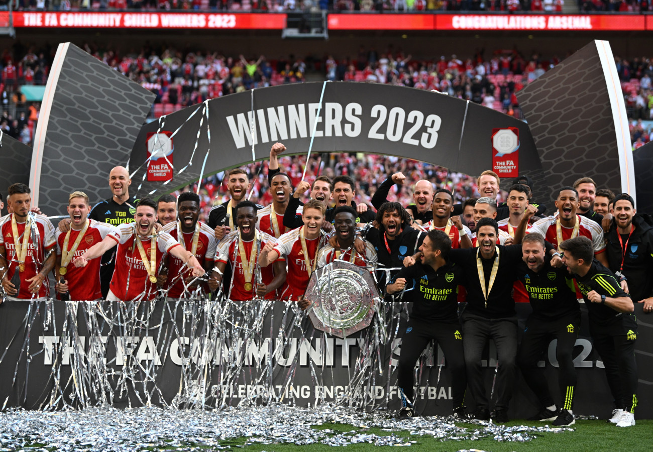 LONDON, ENGLAND - AUGUST 06: Bukayo Saka of Arsenal lifts the FA Community Shield Trophy following the team's victory in the penalty shootout during The FA Community Shield match between Manchester City against Arsenal at Wembley Stadium on August 06, 2023 in London, England. (Photo by Shaun Botterill/Getty Images)