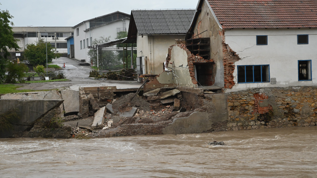 Skofja Loka, 2023. augusztus 6.
Áradás megrongálta ház a szlovéniai Skofja Lokában 2023. augusztus 6-án.
A szlovén kormányfő szerint az országot történetének legsúlyosabb természeti katasztrófája sújtja, a heves viharokban és áradásokban négy ember életét vesztette, több százat ki kellett költöztetni otthonából és akár 500 millió euró kár is keletkezhetett.
MTI/EPA/Ziga Zivulovic Jr