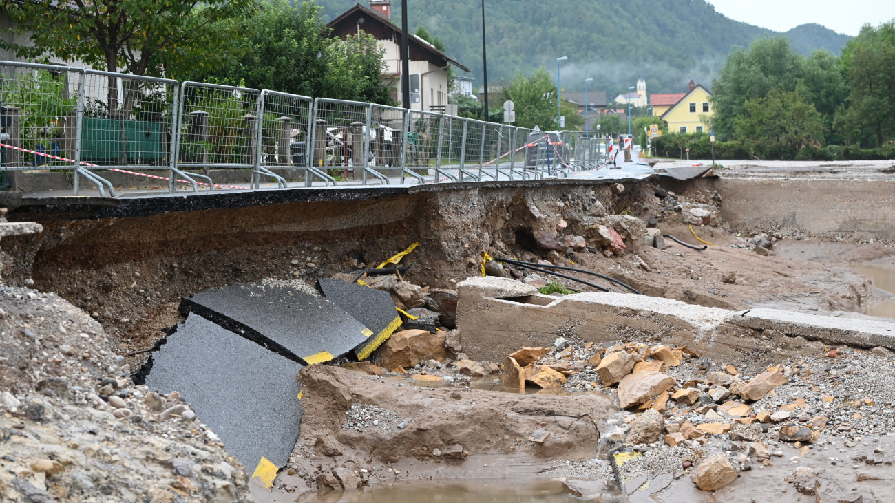 Skofja Loka, 2023. augusztus 6.
Áradás megrongálta híd a szlovéniai Skofja Lokában 2023. augusztus 6-án. A szlovén kormányfő szerint az országot történetének legsúlyosabb természeti katasztrófája sújtja, a heves viharokban és áradásokban négy ember életét vesztette, több százat ki kellett költöztetni otthonából és akár 500 millió euró kár is keletkezhetett.
MTI/EPA/Ziga Zivulovic Jr