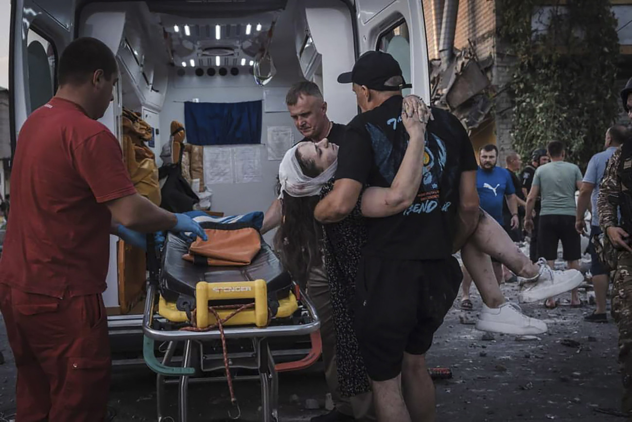 Az ukrán vészhelyzeti szolgálat felvételén sebesült lakót szállítanak el mentőautóval egy orosz rakétatámadásban találatot kapott épületből a donyecki Pokrovszk településen 2023. augusztus 7-én, az Ukrajna elleni orosz hadviselés második évében. A rakétacsapásban legkevesebb öten életüket vesztették, köztük egy mentős, tizennyolcan megsebesültek.
MTI/EPA/Ukrán vészhelyzeti szolgálat