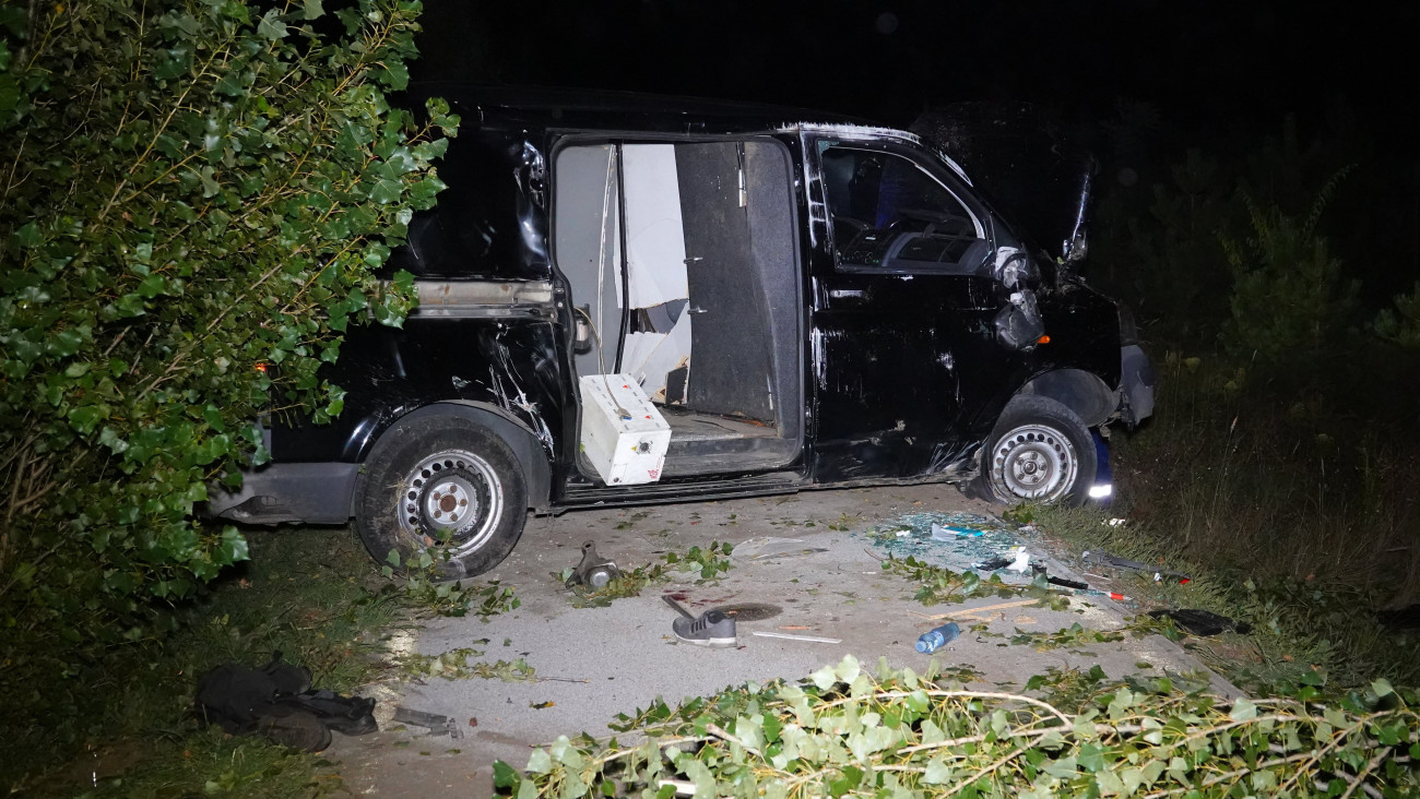 Ásotthalom, 2023. augusztus 10.
Útról lesodródott furgon Ásotthalom közelében 2023. augusztus 10-én. A balesetben egy ember meghalt, 18 megsérült.
MTI/Donka Ferenc