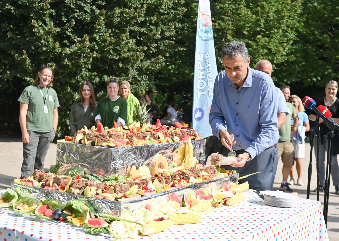 Sós Endre természetvédelmi és állategészségügyi igazgató felvágja az ünnepi tortát a fennállásának 157. évfordulóját ünneplő Fővárosi Állat- és Növénykertben 2023. augusztus 9-én.
MTI/Bruzák Noémi