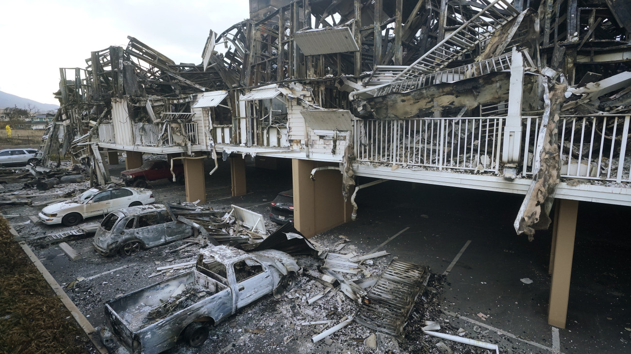 Lahaina, 2023. augusztus 11.
Erdőtűzben megsemmisült épületek és autók a hawaii Maui-szigeten fekvő Lahainában 2023. augusztus 11-én. A Mauin tomboló tűzvész legalább 53 ember halálát okozta, Hawaii kormányzója szerint Lahainából alig maradt több parázsló romoknál, ez az állam történetének legsúlyosabb természeti csapása.
MTI/AP/Rick Bowmer