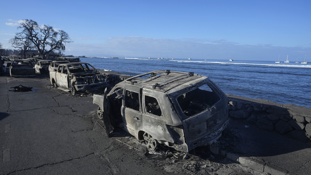 Lahaina, 2023. augusztus 11.
Erdőtűzben kiégett autók roncsa a hawaii Maui-szigeten fekvő Lahainában 2023. augusztus 11-én. A Mauin tomboló tűzvész legalább 53 ember halálát okozta, Hawaii kormányzója szerint Lahainából alig maradt több parázsló romoknál, ez az állam történetének legsúlyosabb természeti csapása.
MTI/AP/Rick Bowmer