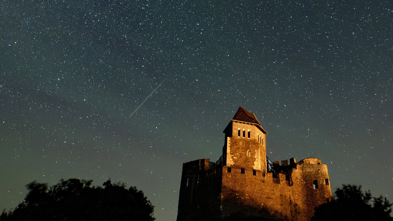 Hollókő, 2023. augusztus 13.
A hosszú expozíciós idővel készült képen csíkot húz az égen egy hullócsillag a hollókői vár felett 2023. augusztus 13-án, a Perseida meteorraj hullásának idején. A Perseidák az egyik legismertebb, sűrű csillaghullást előidéző meteorraj. A raj sok apró porszemcséből áll, amelyek a földi légkörben nagy sebességük következtében felhevülnek és elégnek.
MTI/Komka Péter