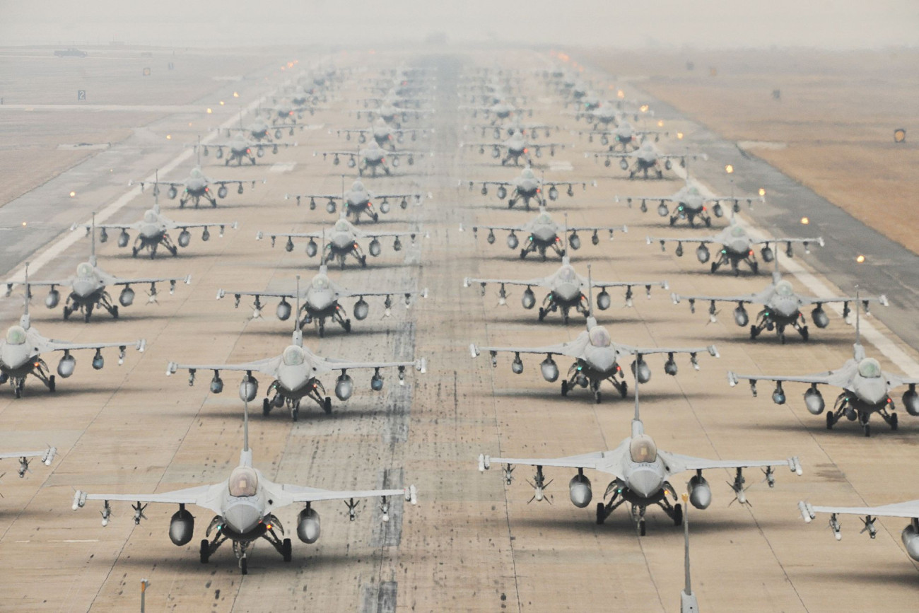 Az amerikai légierő F-16-os vadászbombázói elefánt-menetben demonstrálják harci erejüket  2012-ben, a dél-koreai  Kun-szan légitámaszponton, egy hadgyakorlat alkalmával. Forrás: Wikipédia
