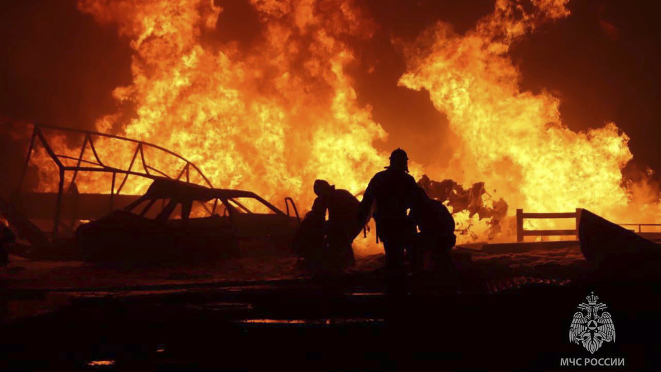 Mahacskala, 2023. augusztus 15.
A rendkívüli helyzetek orosz minisztériuma által közreadott képen benzinkútnál oltják a lángokat tűzoltók a dagesztáni főváros, Mahacskala közelében 2023. augusztus 14-én, miután robbanás történt a benzinkúttal szemben. Huszonhét ember életét vesztette, hatvanhat pedig megsérült.
MTI/AP/Rendkívüli helyzetek orosz minisztériuma