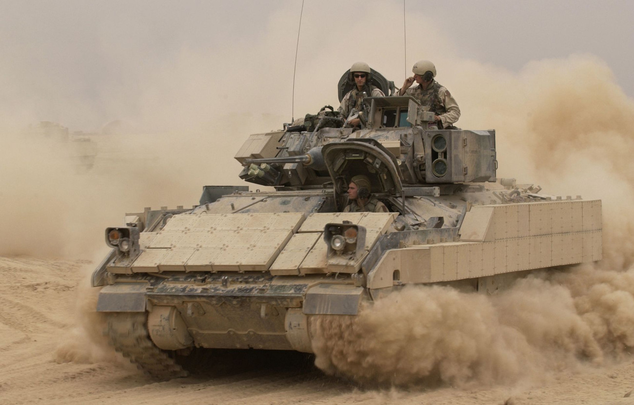 Az amerikai hadsereg M2A3 Bradley lövészpáncélosa  az iraki sivatagban. A jármű elején és oldalán látható téglaszerű borítás a reaktív páncél elemei. Forrás: Wikipédia
