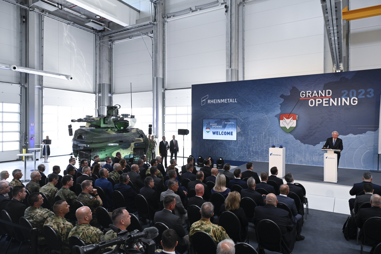 Zalaegerszeg, 2023. augusztus 18.
Armin Papperger, a Rheinmetall elnöke beszédet mond a német hadiipari cég zalaegerszegi harckocsigyárának avatásán 2023. augusztus 18-án.
MTI/Koszticsák Szilárd
