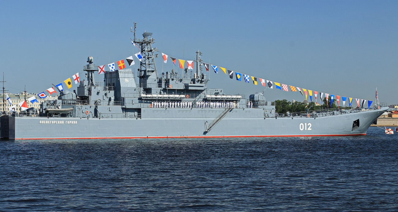 Olenyegorszkij Gornyak, az Orosz Haditengerészet 775-ös típusú partraszállító hajója, amely súlyos megrongálódott egy ukrán dróntámadás következtében. Forrás: Wikipédia