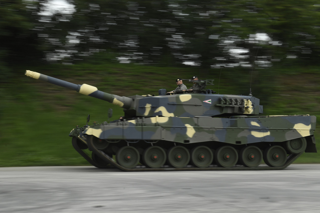 A jelenleg kiképzésre használt Leopard 2A4HU harckocsi. Ebből a típusból Magyar Honvédség összesen 12 darabot lízingelt, míg a most érkezett Leopard 2A7+HU változatból 44 darabot vásárolt.
MTI/Koszticsák Szilárd