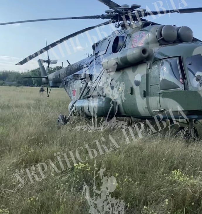 A kép az állítólag az ukrán légierő  Poltava melletti repülőterén leszállt orosz, Mi-8/17 közepes szállítóhelikopterről készült. Forrás: X / Cloooud
